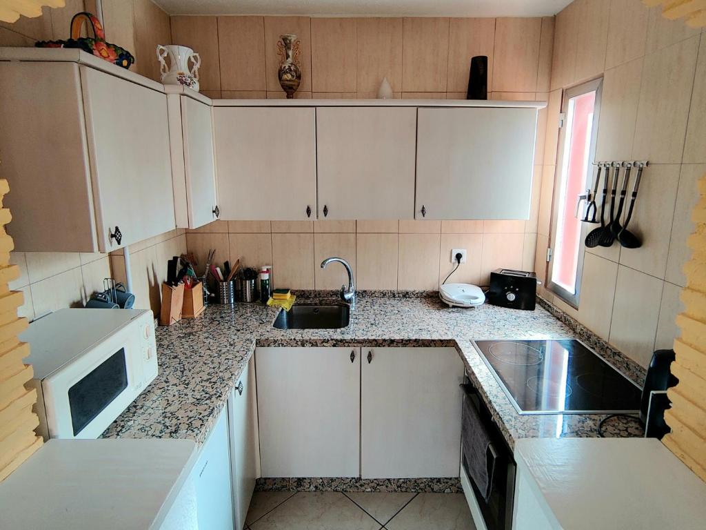 Kuchyň nebo kuchyňský kout v ubytování Minerva 1-Bedroom close to the beach park etc