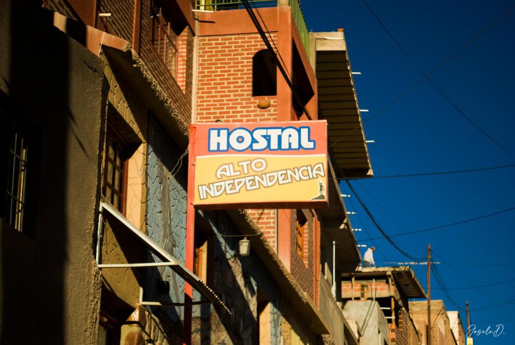 una señal de hospital al lado de un edificio en Alto Independencia en Humahuaca