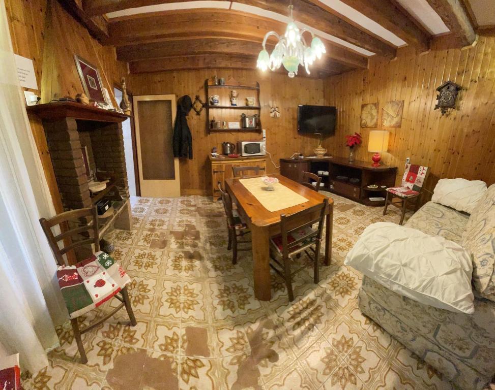 TV a/nebo společenská místnost v ubytování KING'S GARDEN