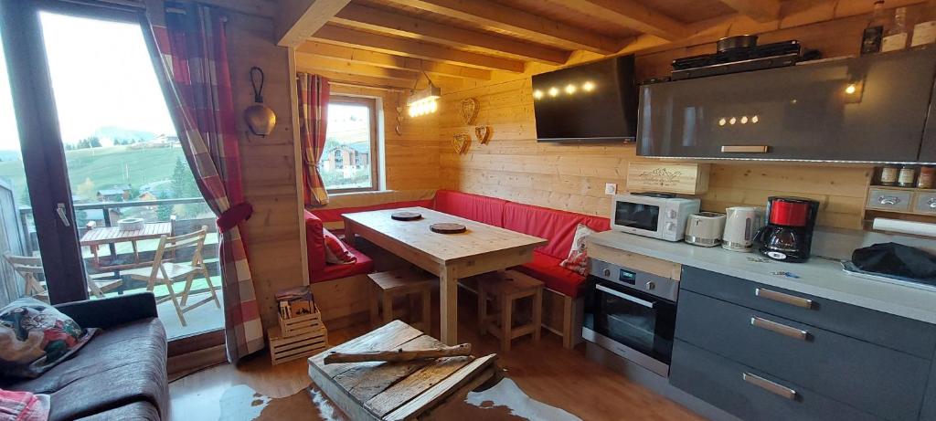 una pequeña cocina con mesa en una casa pequeña en Bal2502, en Manigod