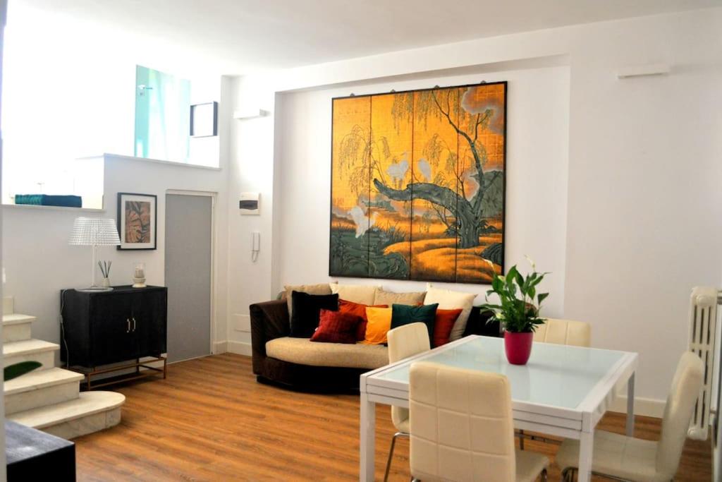 uma sala de estar com um sofá e uma mesa em Casa con giardinetto al centro di Roma em Roma