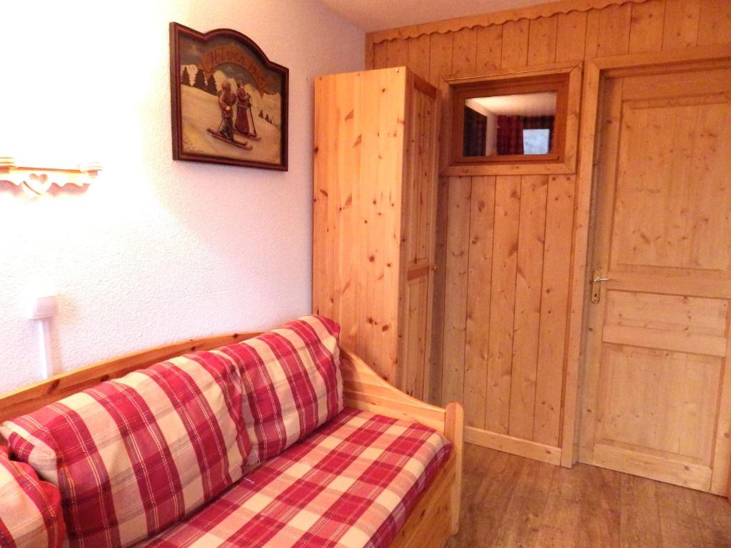 Postel nebo postele na pokoji v ubytování Bel appartement rénové 2 pièces, Résidence Chanteneige La Croisette, pied des pistes, Les Belleville - FR-1-574-30