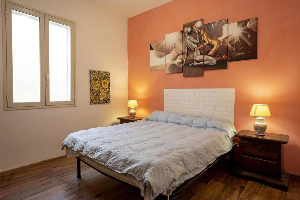 1 dormitorio con 1 cama con 2 lámparas y una ventana en Ginevra Vista Mare, en Campobello di Mazara