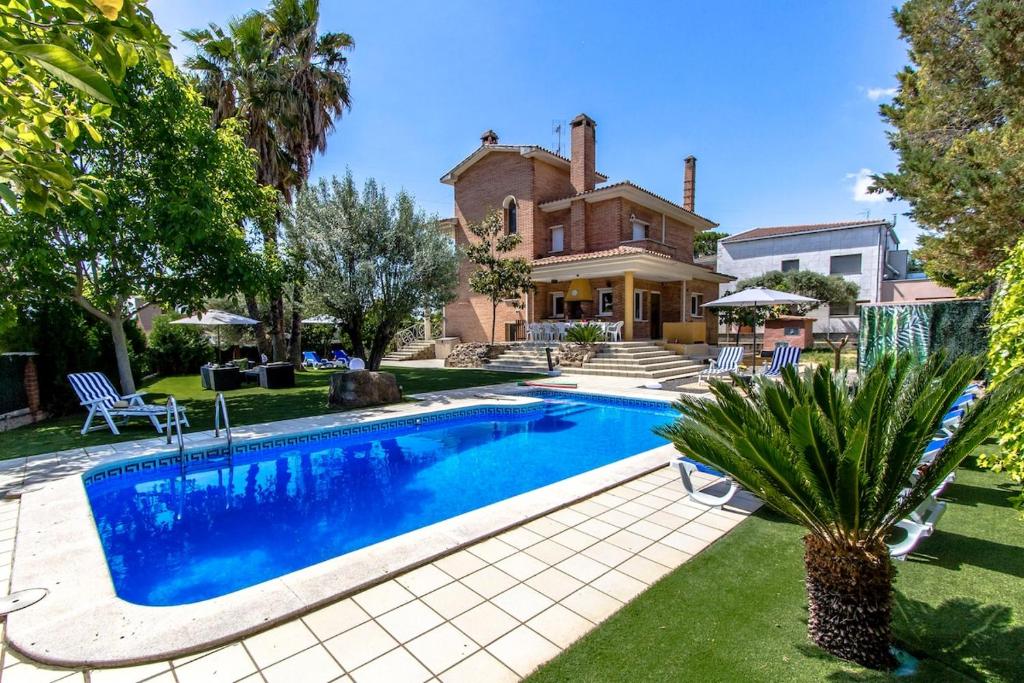 Catalunya Casas Stunning Villa with private pool 33 km to Barcelona في Senmanat: مسبح في الحديقة الخلفية للمنزل