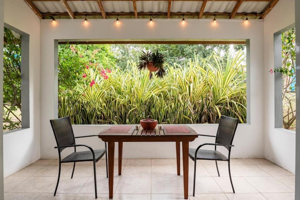 een eetkamer met een tafel en vier stoelen bij Garden Apartment-5min Drive to Beaches, 1 hour Montego Bay, 25 mins Ocho Rios in Runaway Bay