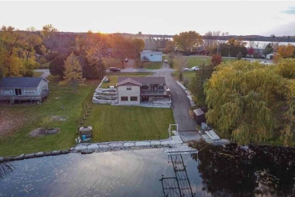 una vista aérea de una casa y un lago en Chemong Lake Waterfront Cottage☆privateboatlaunch, en Lakefield
