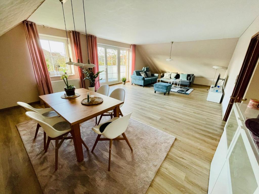 a living room with a dining room table and chairs at Fewo Elke in Barsinghausen