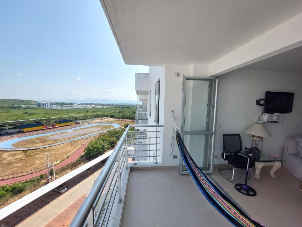 a room with a balcony with a view of a track at Apartamento Aqualina Orange Decimo Piso 2 Habitaciones Vista a Montañas in Girardot