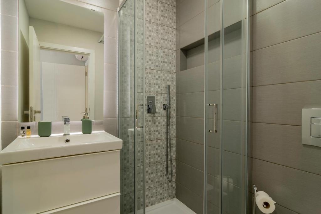 Koupelna v ubytování Modern 3 BDR Apartment by LovelyStay