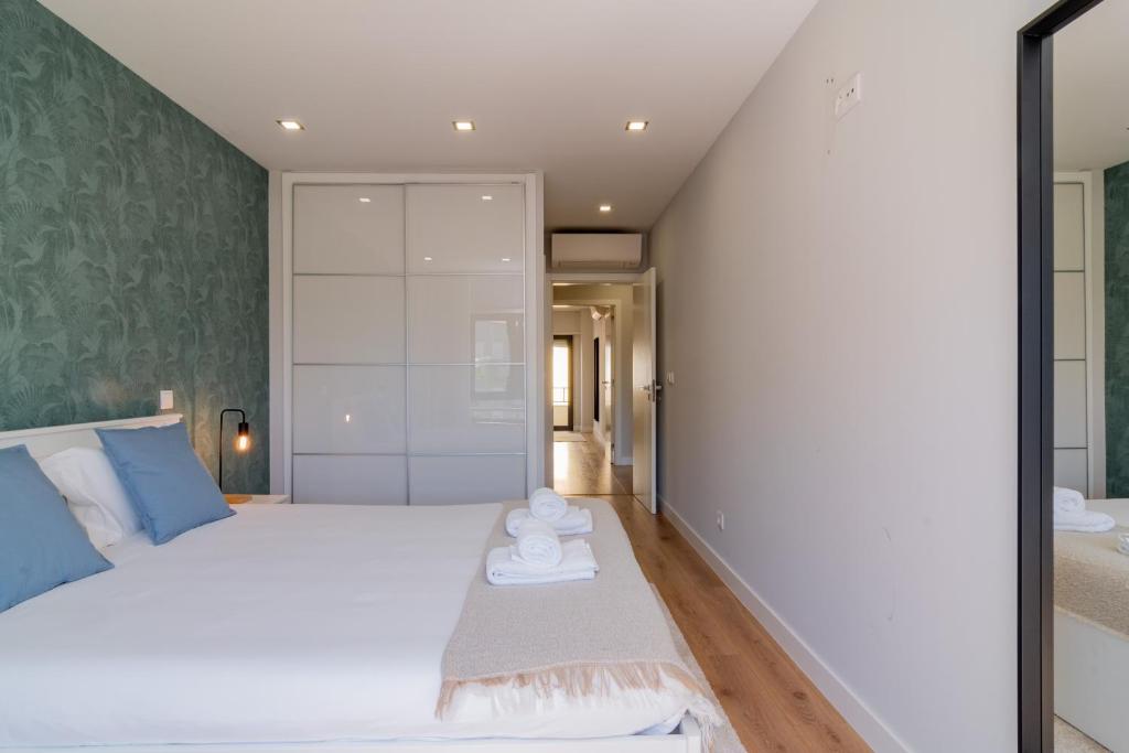 Postel nebo postele na pokoji v ubytování Modern 3 BDR Apartment by LovelyStay