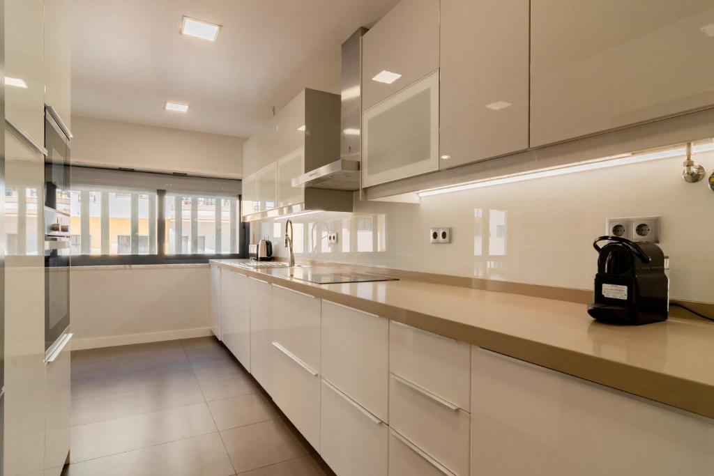 Kuchyň nebo kuchyňský kout v ubytování Modern 3 BDR Apartment by LovelyStay