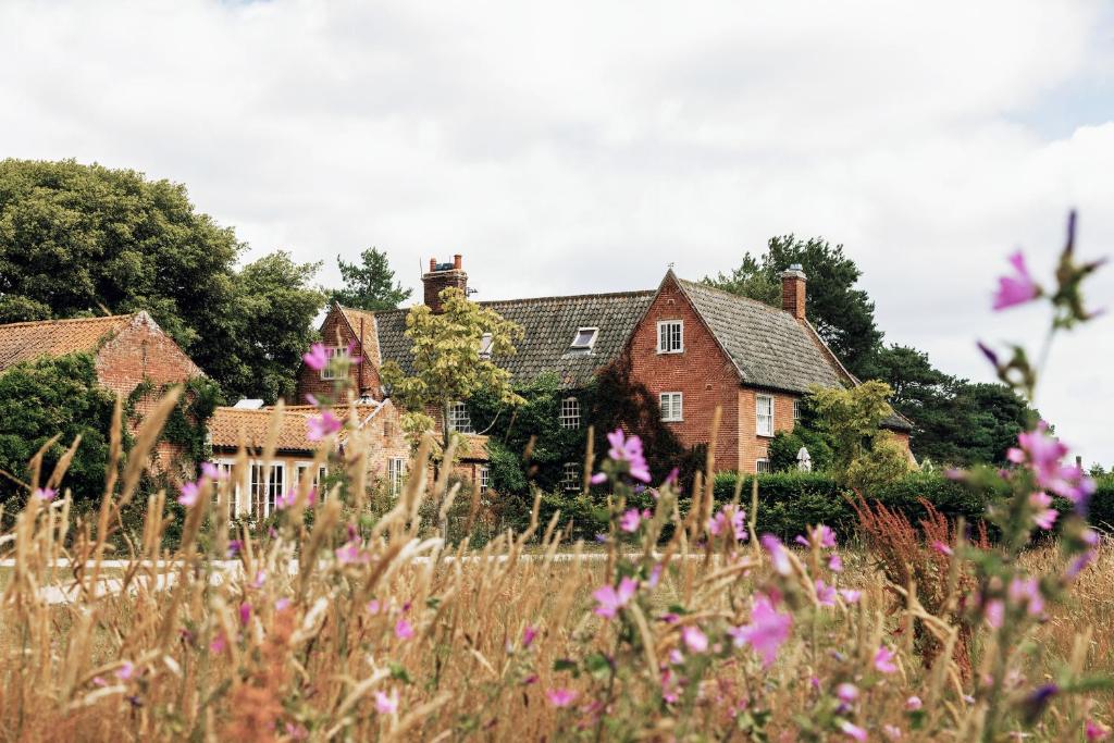 un campo de flores frente a una casa en Fritton Lake - The Clubhouse, en Great Yarmouth