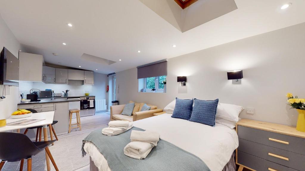 Il comprend une chambre avec un grand lit et une cuisine. dans l'établissement Wimbledon Studios, à Londres