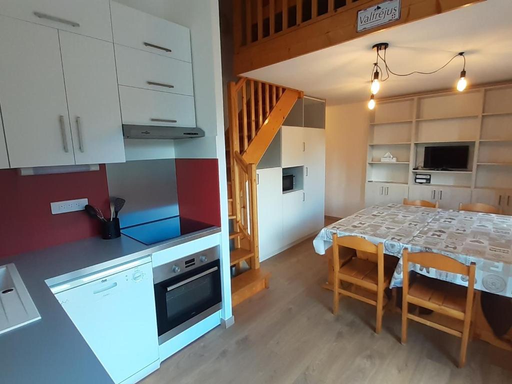 Appartement Valfréjus, 6 pièces, 12 personnes - FR-1-265-179にあるキッチンまたは簡易キッチン