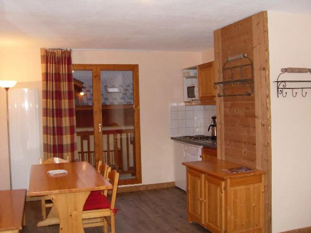 Appartement Valfréjus, 3 pièces, 6 personnes - FR-1-265-184にあるキッチンまたは簡易キッチン