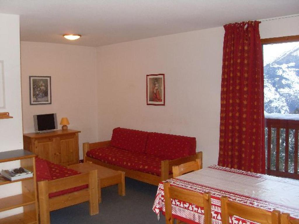 Uma área de estar em Appartement Valfréjus, 3 pièces, 10 personnes - FR-1-265-204