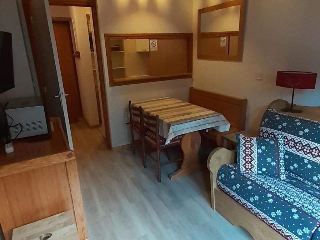 ヴァルフレジュスにあるAppartement Valfréjus, 2 pièces, 4 personnes - FR-1-265-205のテーブルとベッド付きの小さな部屋