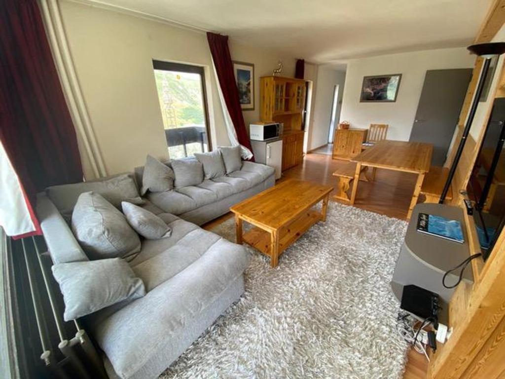 a living room with a couch and a table at Appart 4 pièces, 10 pers, au pied des pistes, Les Menuires, animaux admis, wifi - FR-1-574-3 in Les Menuires