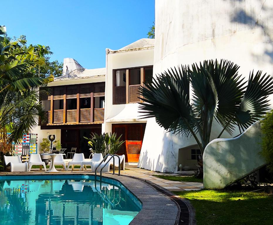 een zwembad voor een gebouw bij Les Jardins de Rio Boutique Hotel in Rio de Janeiro
