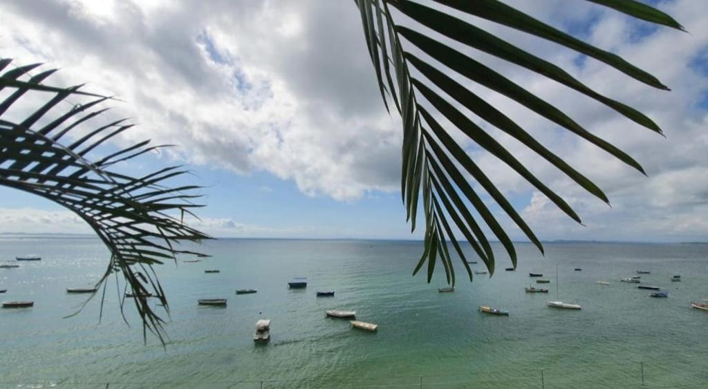 Blick auf einen Strand mit Booten im Wasser in der Unterkunft Terraço Ribeira Casa p Temporada in Salvador