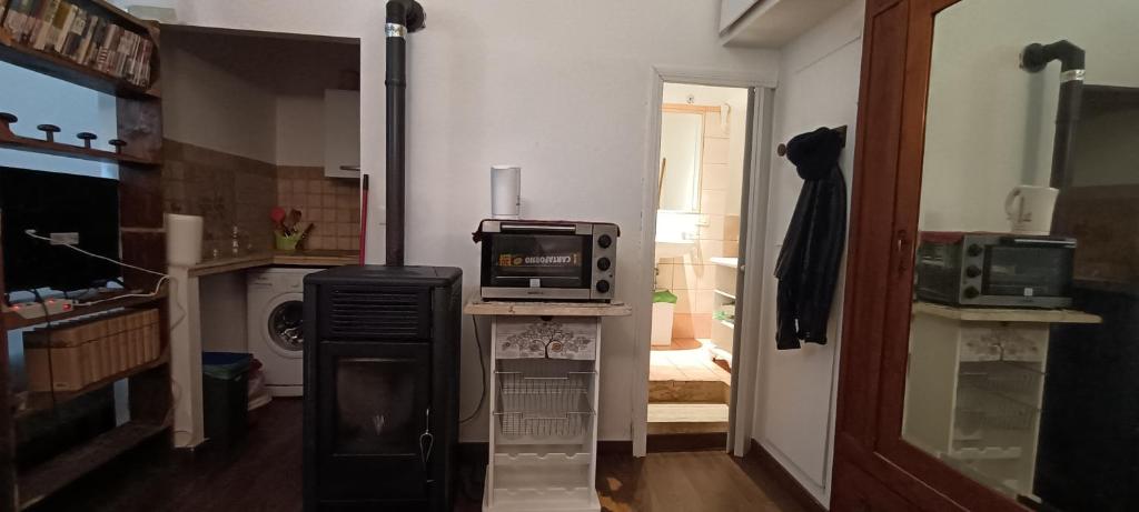 A kitchen or kitchenette at semplicemente casa, Via S Valerio 42