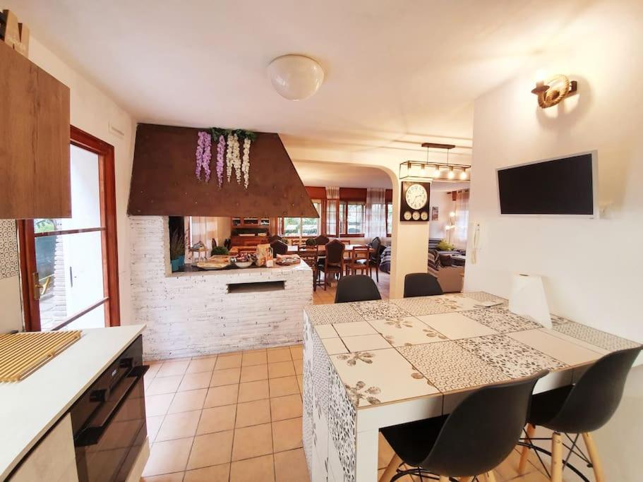 een keuken en eetkamer met een tafel en stoelen bij Villa D'Amare in Riccione