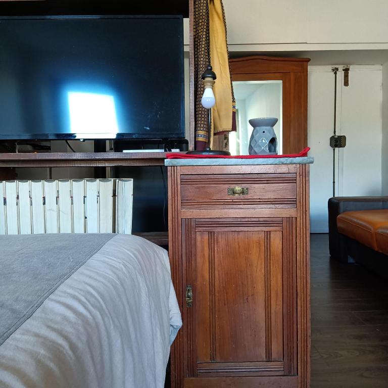 A television and/or entertainment centre at semplicemente casa, Via S Valerio 42