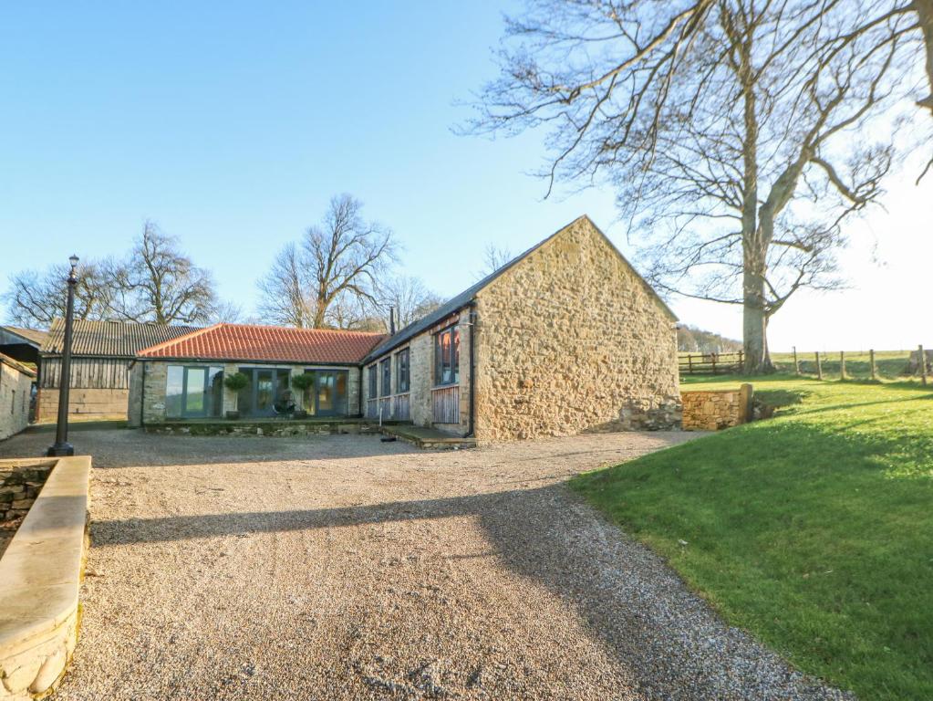 リッチモンドにあるThe Byre, Sedbury Park Farmの畑家石納屋