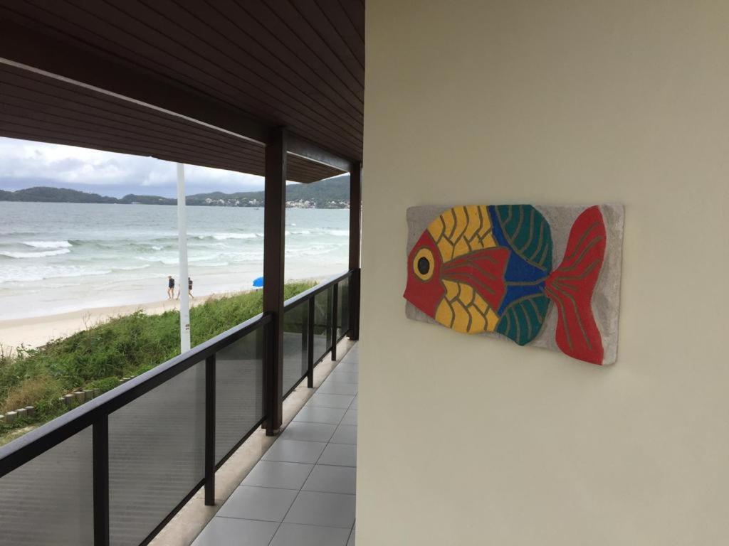 una pintura de un pez en una pared junto a una playa en Bombinhas à beira-mar, en Bombinhas