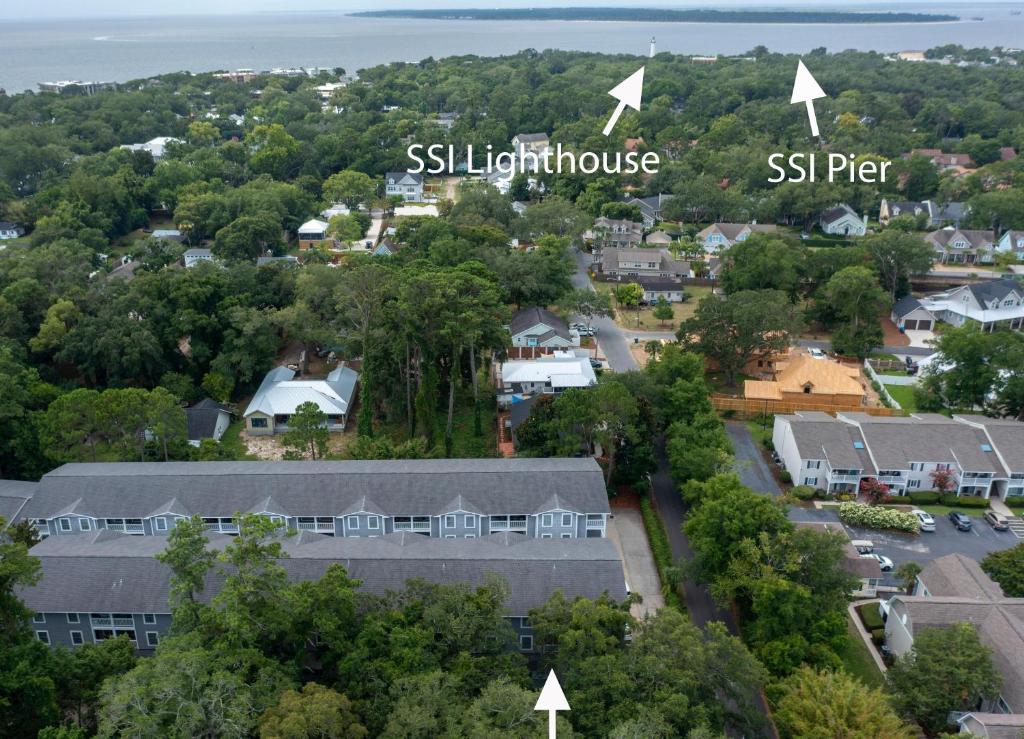 eine Luftansicht einer kleinen Stadt mit Häusern und dem Meer in der Unterkunft Demere Landing Unit 137 - Salt Air Dr in Mallory Park