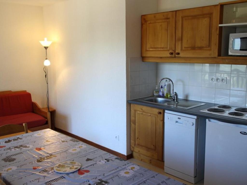 Appartement Valfréjus, 4 pièces, 8 personnes - FR-1-265-167にあるキッチンまたは簡易キッチン