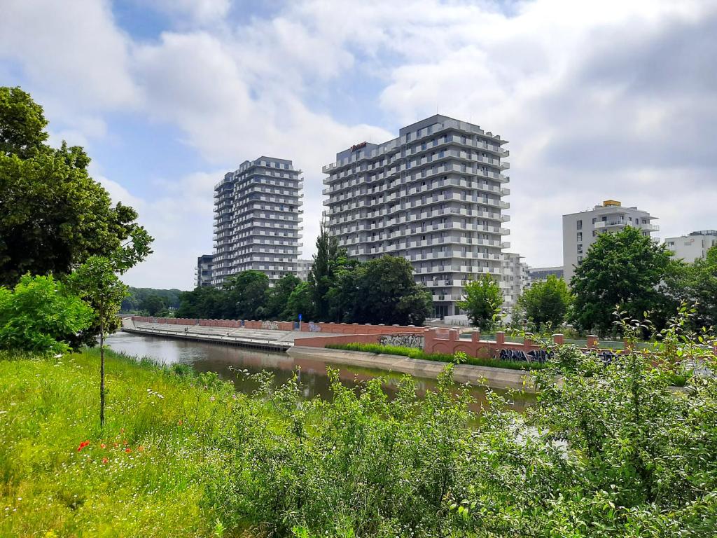 miasto z wysokimi budynkami i rzeka z budynkami w obiekcie Primavera - Apartament nad rzeką - parking w cenie we Wrocławiu