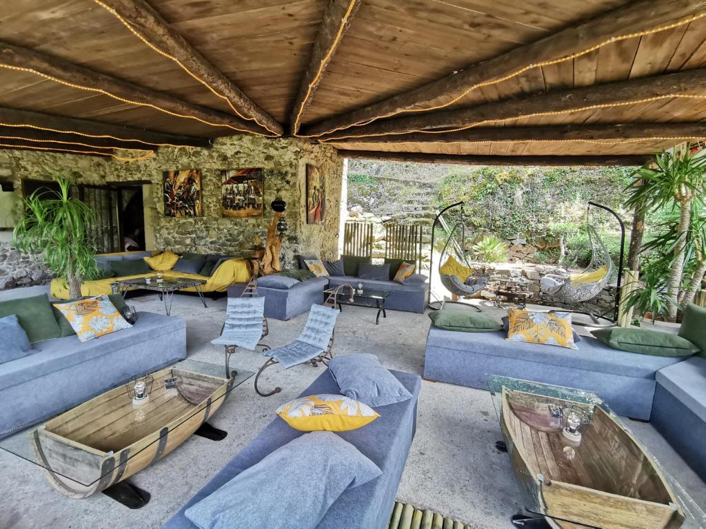 Posezení v ubytování Le Moulin du Temps -chambres et lounge bar au bord de la rivière