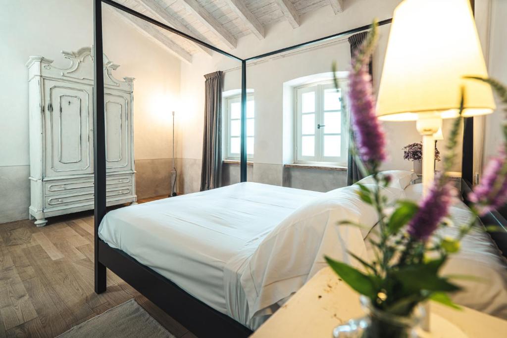 Postel nebo postele na pokoji v ubytování Borgo dei Gatti Albergo Diffuso & spa