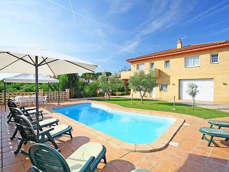 SilsにあるCatalunya Casas Tranquil Costa Brava Retreat with private suite!のスイミングプール(椅子、パラソル付)