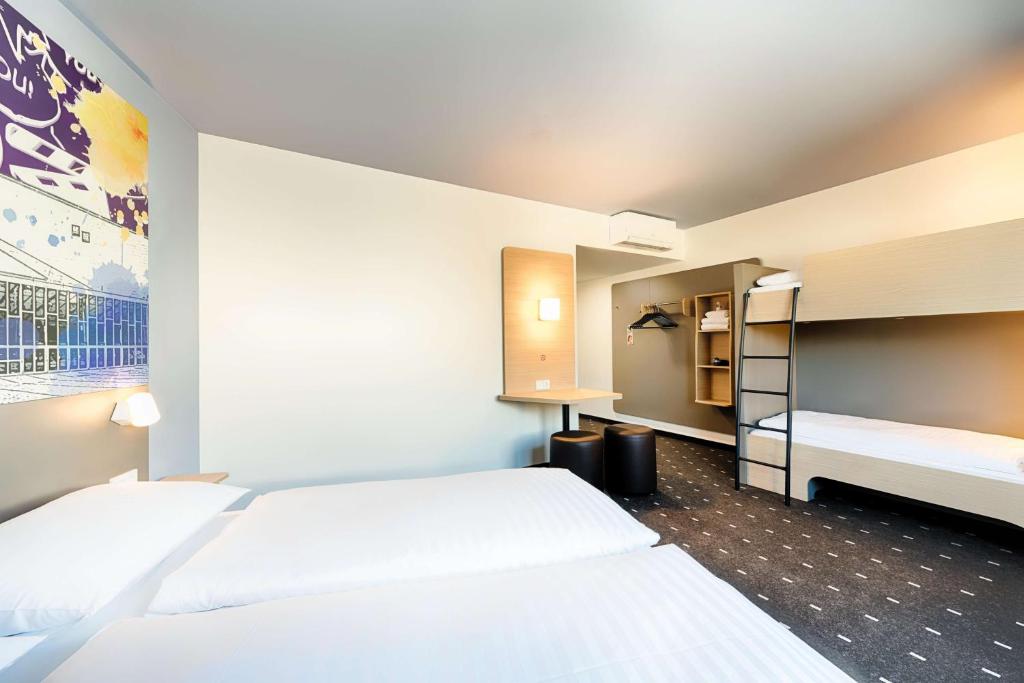 Łóżko lub łóżka w pokoju w obiekcie B&B Hotel Wien-Stadthalle