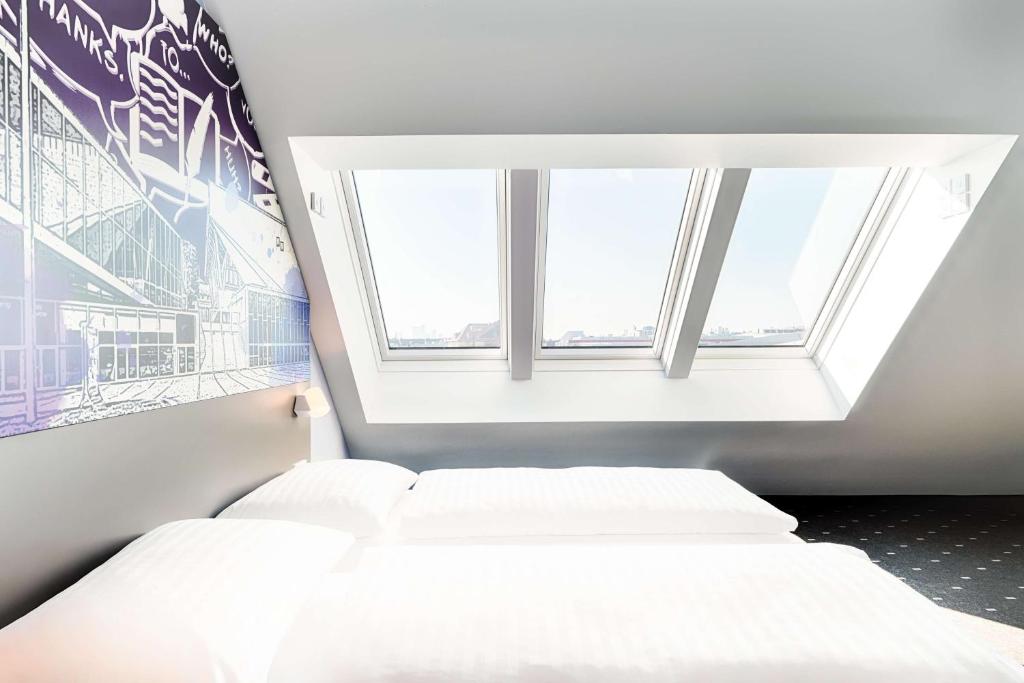 Łóżko lub łóżka w pokoju w obiekcie B&B Hotel Wien-Stadthalle