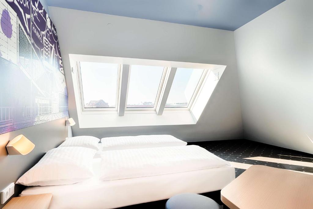 Łóżko lub łóżka w pokoju w obiekcie B&B Hotel Wien-Stadthalle
