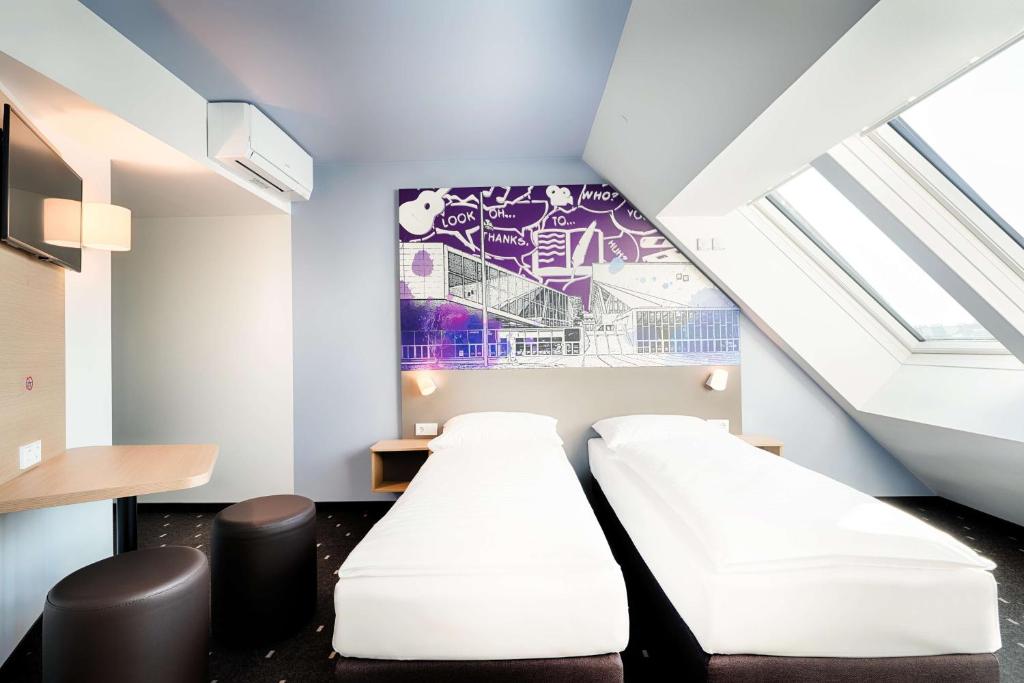 Łóżko lub łóżka w pokoju w obiekcie B&B Hotel Wien-Stadthalle