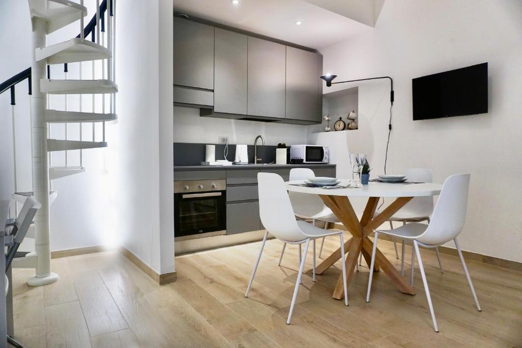 a kitchen and dining room with a table and chairs at LOFT 10 in Varese