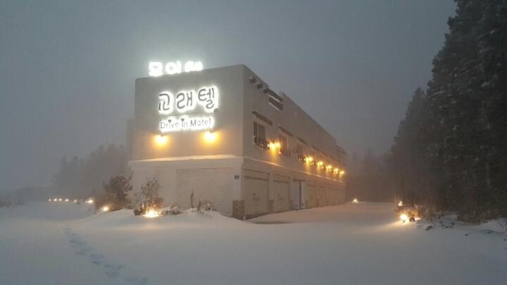 Gyorae Drive-in Motel v zimě