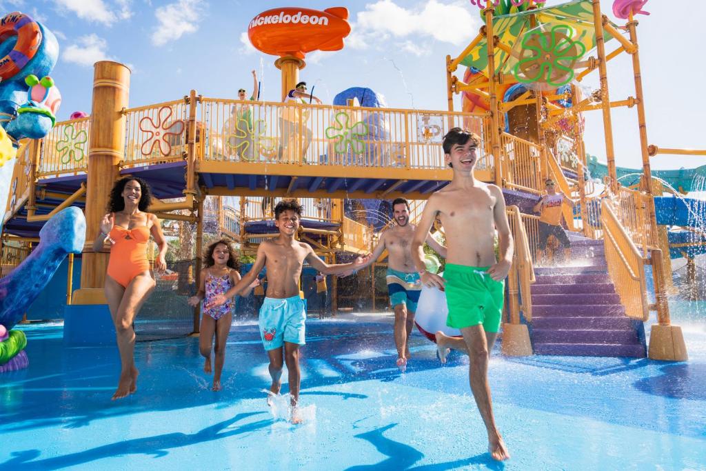 een groep mensen in het water bij een waterpark bij Nickelodeon Hotels & Resorts Riviera Maya - Gourmet All Inclusive by Karisma in Puerto Morelos