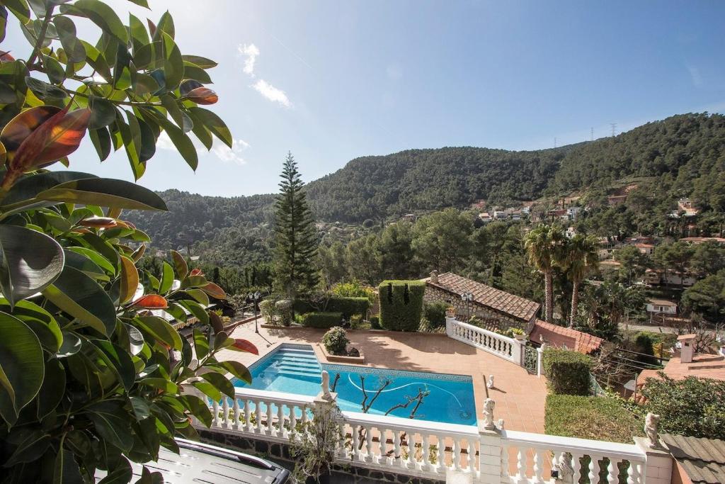 Pemandangan kolam renang di Catalunya Casas Mountain escape with amazing views just 25km to BCN! atau di dekatnya