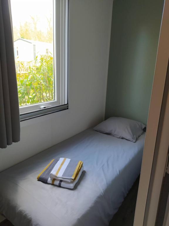 Posteľ alebo postele v izbe v ubytovaní Mobile Home tout confort C13 Domaine de Lanniron