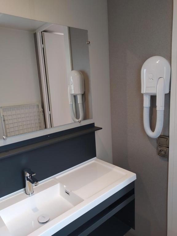 Kúpeľňa v ubytovaní Mobile Home tout confort C13 Domaine de Lanniron
