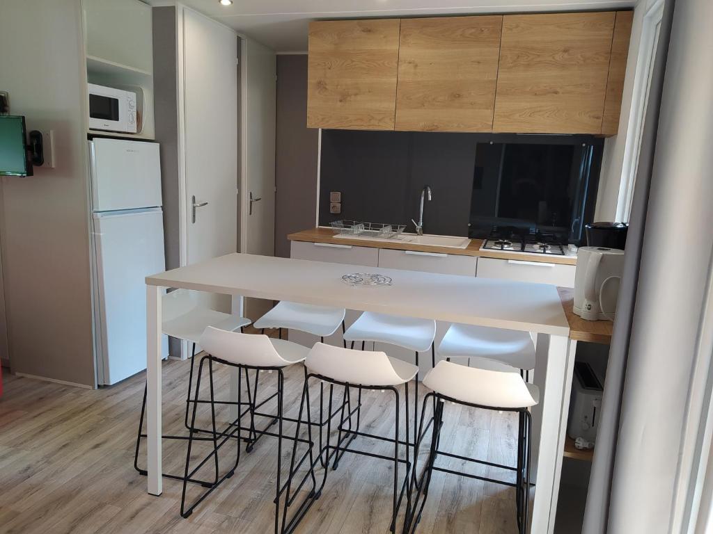 Kuchyňa alebo kuchynka v ubytovaní Mobile Home tout confort C13 Domaine de Lanniron