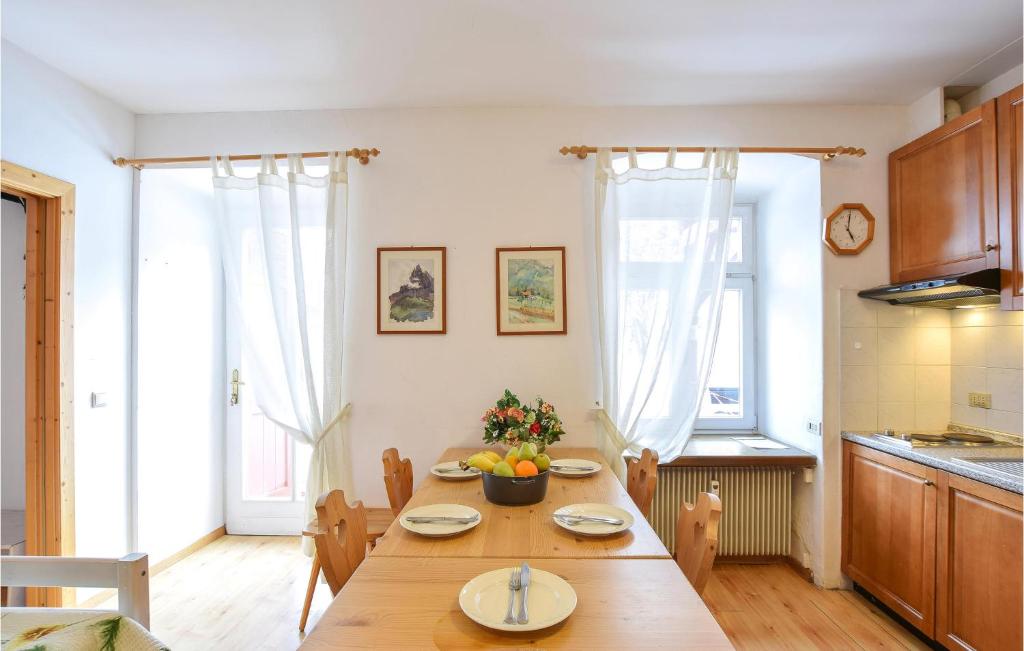 Kuchyň nebo kuchyňský kout v ubytování Amazing Apartment In Località Carbonin