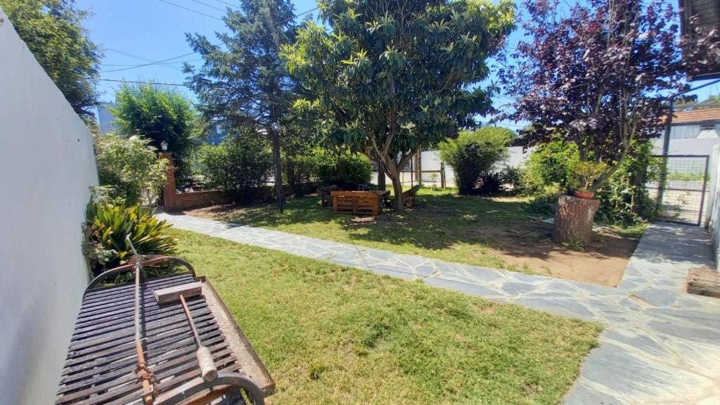 un parque con un banco en un patio en Casa del Mar en Villa Gesell