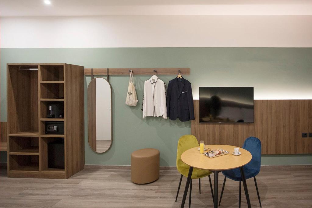 TV a/nebo společenská místnost v ubytování Moody smart & comfy Hotel