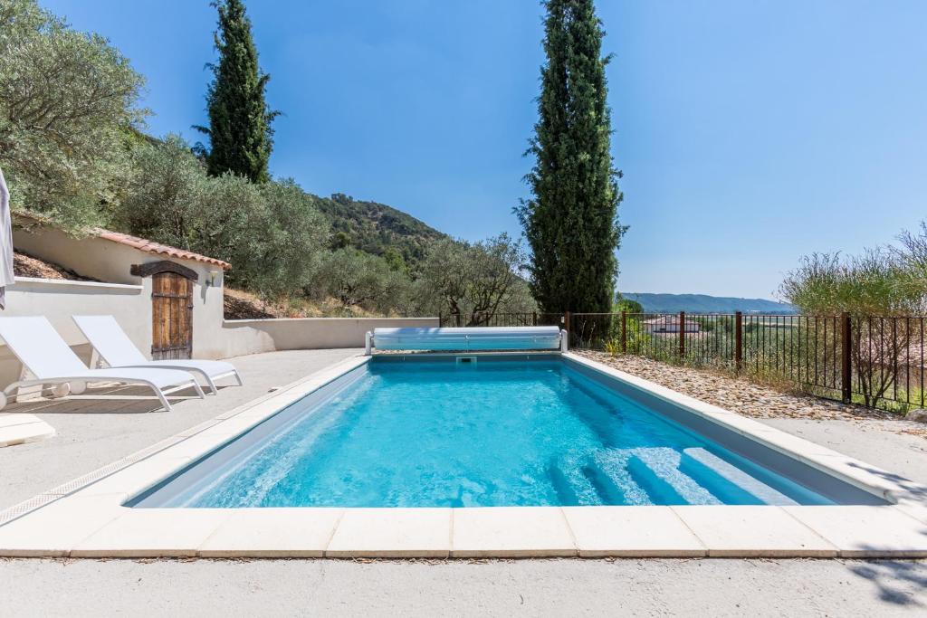 einen Pool im Hinterhof eines Hauses in der Unterkunft Le charme d'un pigeonnier provençal avec piscine in Oraison